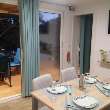 Beach House Beta With Pool, Jacuzzi, Playground & Bbq In An Olive Grove With A Beach, Pomer - Istria