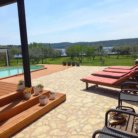 Beach House Beta With Pool, Jacuzzi, Playground & Bbq In An Olive Grove With A Beach, Pomer - Istria Pula