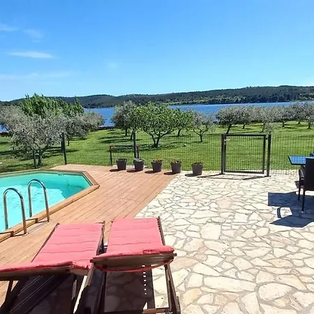 House Beta With Pool, Jacuzzi, Playground & Bbq In An Olive Grove With A Beach, Pomer - Istria *