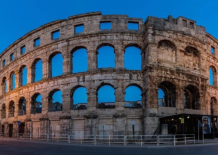 House Beta With Pool, Jacuzzi, Playground & Bbq In An Olive Grove With A Beach, Pomer - Istria