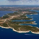 Beach House Beta With Pool, Jacuzzi, Playground & Bbq In An Olive Grove With A Beach, Pomer - Istria *