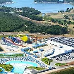 Beach House Beta With Pool, Jacuzzi, Playground & Bbq In An Olive Grove With A Beach, Pomer - Istria *